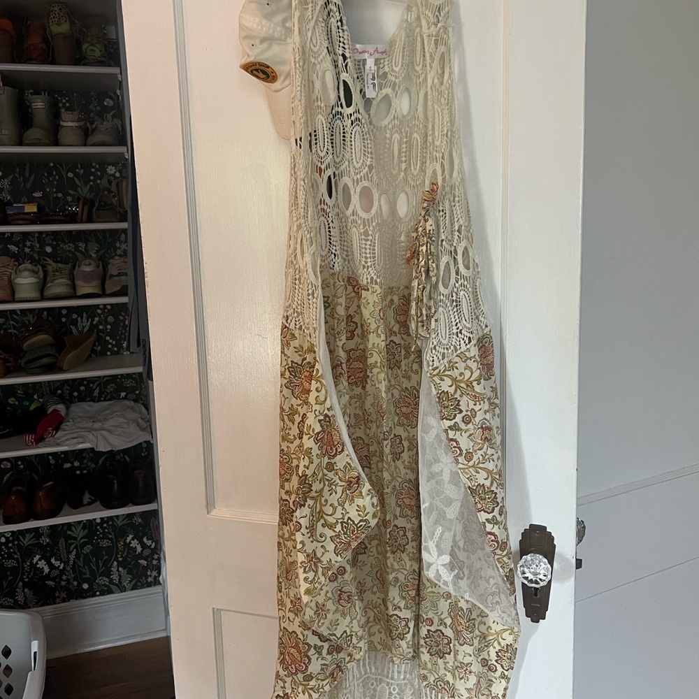 Floral Lace Sleeveless pullover